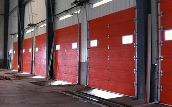 工業(yè)提升門（滑升門）出現(xiàn)故障怎么辦？廠家如何處理