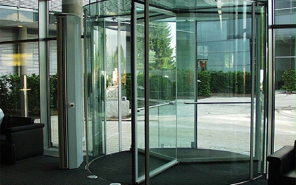 旋轉(zhuǎn)門玻璃VS其他門型玻璃：區(qū)別何在？