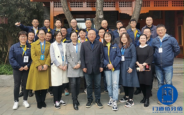 2021年季度會暨2020年優(yōu)秀員工表揚會大合影