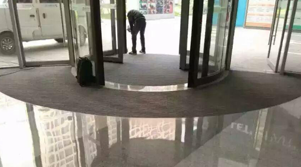 旋轉(zhuǎn)門地墊清潔