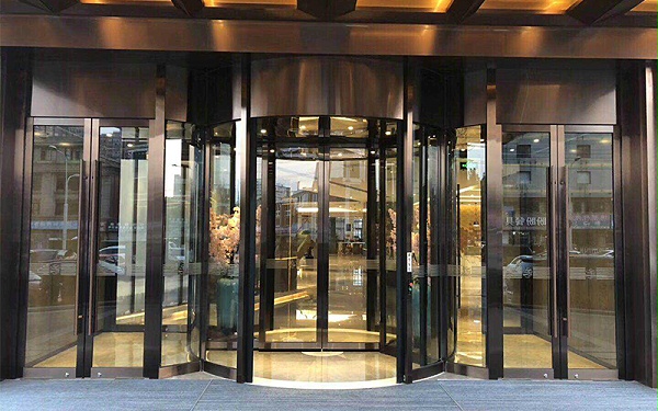 銅旋轉(zhuǎn)門生銹怎么辦？旋轉(zhuǎn)銅門清潔保養(yǎng)大全