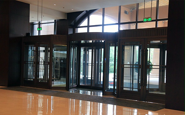 自動(dòng)旋轉(zhuǎn)門(mén)電器系統(tǒng)因干擾產(chǎn)生故障的原因與維修解決方法介紹