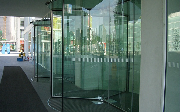 旋轉(zhuǎn)門和弧形門的弧形玻璃是如何制造的