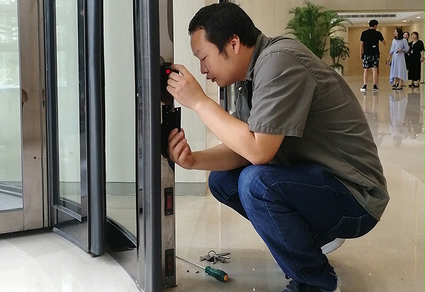門道佰分佰自動(dòng)門維修師傅，進(jìn)行自動(dòng)門維修