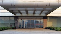 我來(lái)答：自動(dòng)平滑門門扇互撞故障解決策略