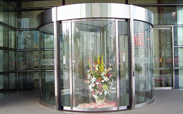 門道帶你了解旋轉(zhuǎn)門，電動(dòng)旋轉(zhuǎn)門控制系統(tǒng)揭秘