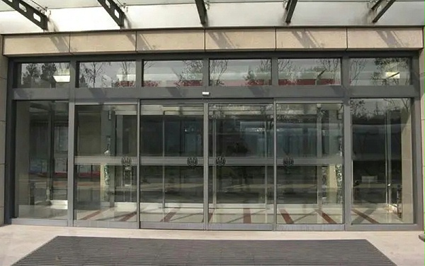 我來(lái)答：自動(dòng)門(mén)門(mén)扇脫軌怎么辦？