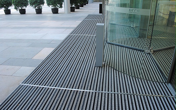 旋轉(zhuǎn)門地墊如何鋪設(shè)？這里有答案！