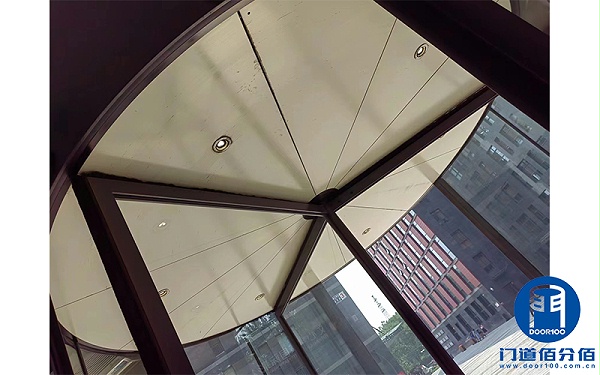 守護(hù)入口之美：三翼旋轉(zhuǎn)門維護(hù)之旅