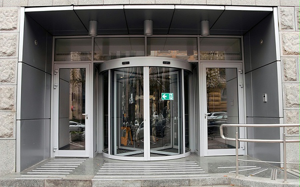 旋轉門與弧形門的弧形玻璃損壞如何測量尺寸更換