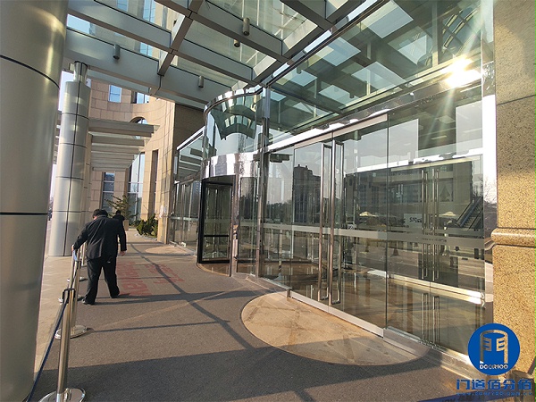 寫(xiě)字樓出入口門區(qū)幕墻打膠與轉(zhuǎn)門頂部加裝防雨罩服務(wù)