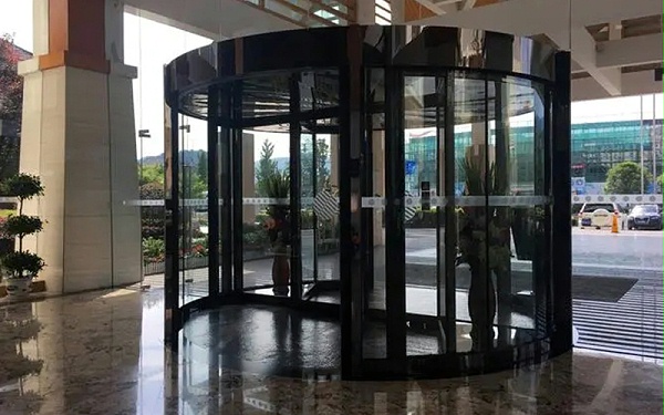 緊急處理措施：當酒店旋轉門壞了時該怎么做？