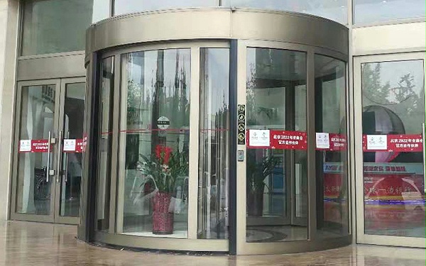 旋轉(zhuǎn)門為什么要貼安全提示標(biāo)示？怎么貼？