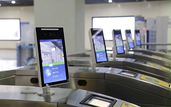 公共交通閘機(jī)使用方法：刷卡、人臉識(shí)別操作步驟