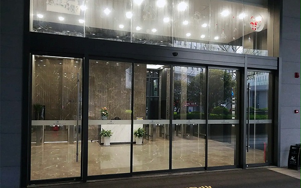 經常遇到的電動感應門故障維修解決方法