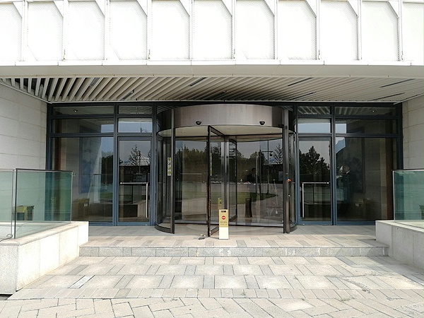 北京麗維賽德酒店自動(dòng)旋轉(zhuǎn)門(mén)維修服務(wù)案例