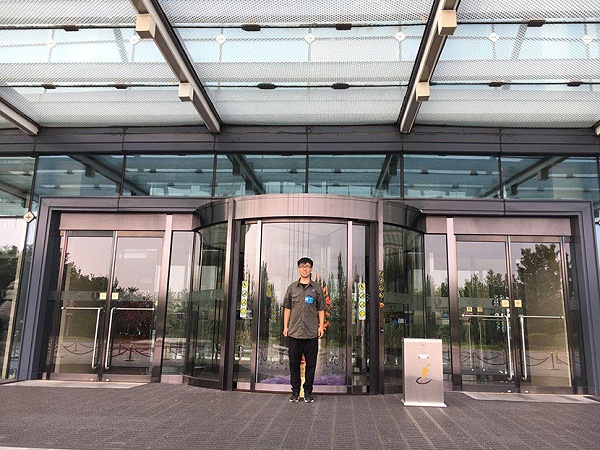 北京自動(dòng)門(mén)維修師傅為北京麗維賽德酒店維修旋轉(zhuǎn)門(mén)