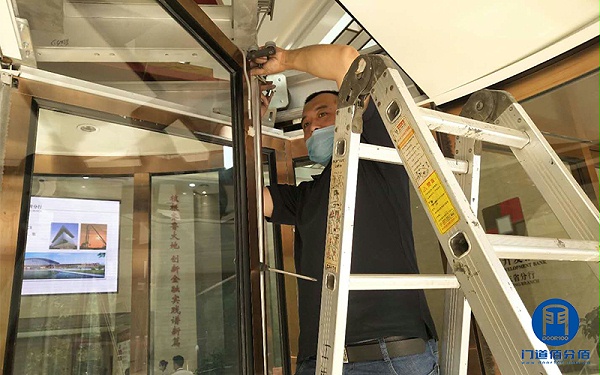 濟(jì)南銀行必盛自動(dòng)旋轉(zhuǎn)門中間平滑門維修服務(wù)案例