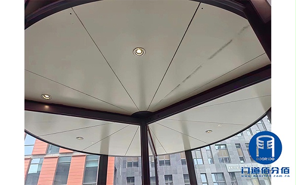 自動(dòng)旋轉(zhuǎn)門（三翼）保養(yǎng)案例，教你如何延長(zhǎng)使用壽命