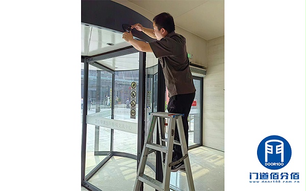 自動(dòng)旋轉(zhuǎn)門（三翼）保養(yǎng)案例，教你如何延長(zhǎng)使用壽命