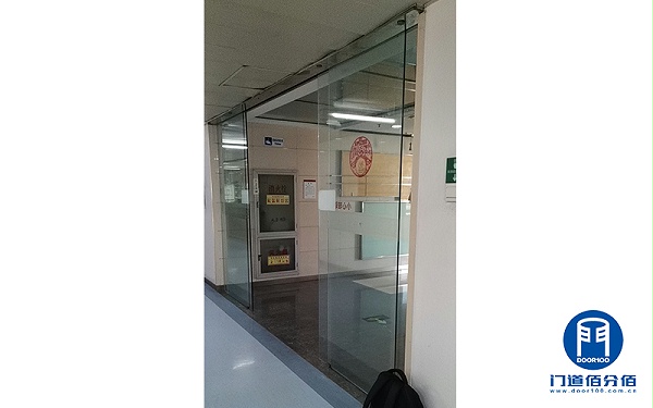 案例介紹：自動(dòng)無框玻璃門驅(qū)動(dòng)電機(jī)維修服務(wù)