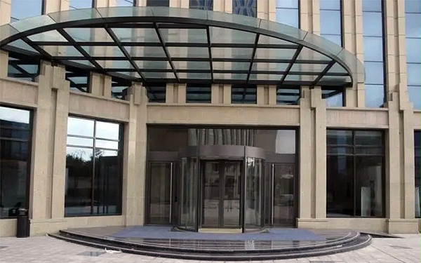 如何防止雨季進水問題？旋轉(zhuǎn)門防水策略