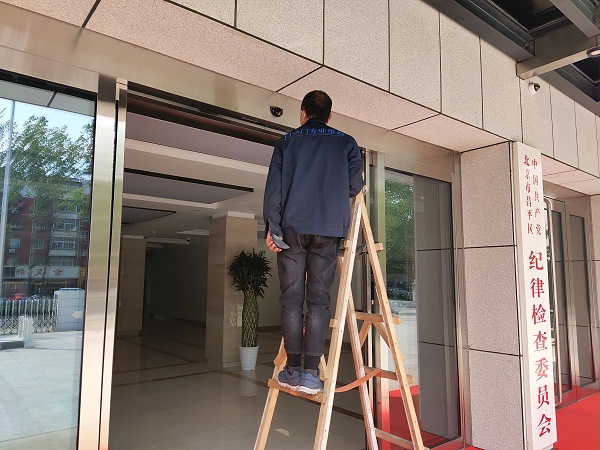 自動(dòng)平滑門開(kāi)門傳感器維修