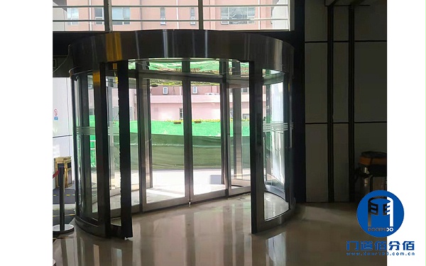 兩翼電動(dòng)旋轉(zhuǎn)門(mén)防夾故障，更換新式激光防夾傳感器解決問(wèn)題