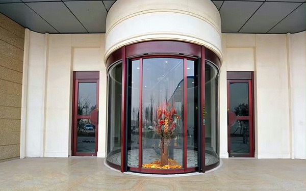 如何選擇旋轉門類型？手動與自動旋轉門對比