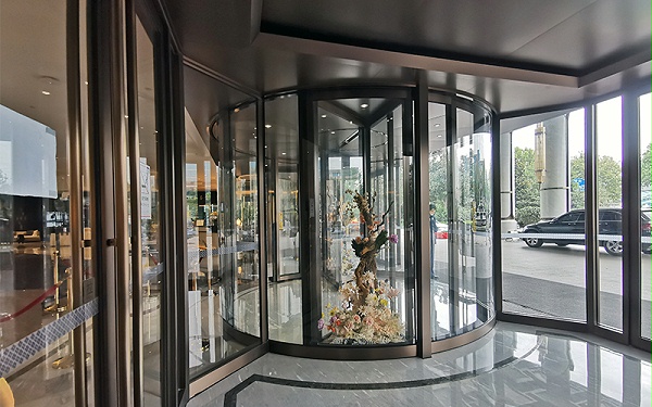 物業(yè)如何應(yīng)對(duì)冬季使用旋轉(zhuǎn)門(mén)的各方面挑戰(zhàn)