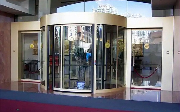 物業(yè)如何應(yīng)對(duì)冬季使用旋轉(zhuǎn)門(mén)的各方面挑戰(zhàn)