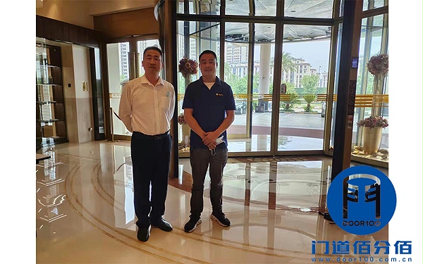 常州酒店客戶與我司技術(shù)人員在自動旋轉(zhuǎn)門維修完成后合影留念