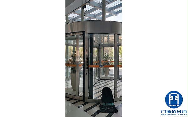 石油化工集團(tuán)下屬大廈自動(dòng)旋轉(zhuǎn)門清潔維護(hù)服務(wù)