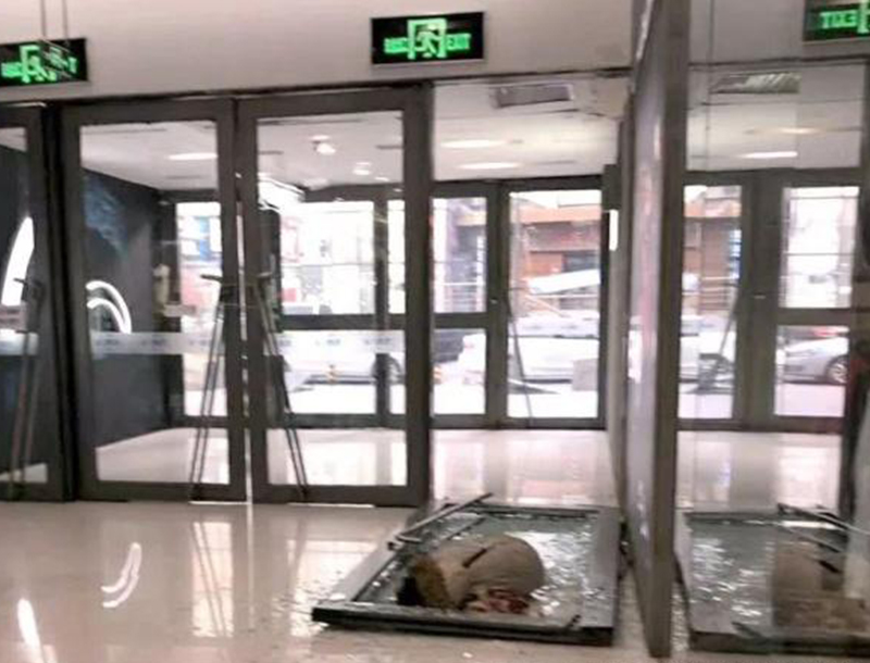 哈爾濱商場(chǎng)玻璃地彈門砸死女孩現(xiàn)場(chǎng)照片