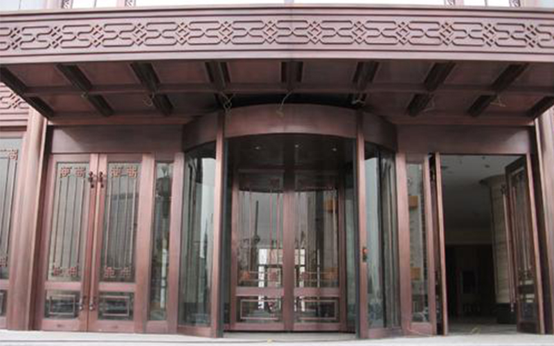 銅旋轉(zhuǎn)門生銹怎么辦？旋轉(zhuǎn)銅門清潔保養(yǎng)大全