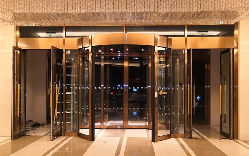 不銹鋼旋轉(zhuǎn)門包飾的選擇與維護