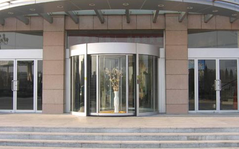 自動(dòng)旋轉(zhuǎn)門電器系統(tǒng)因干擾產(chǎn)生故障的原因與維修解決方法介紹