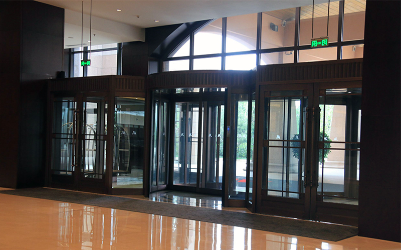 自動(dòng)旋轉(zhuǎn)門電器系統(tǒng)因干擾產(chǎn)生故障的原因與維修解決方法介紹