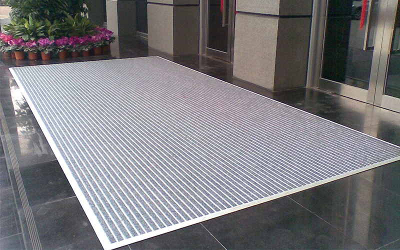 鋪設(shè)鋁合金地墊，解決雪天門區(qū)路滑問題