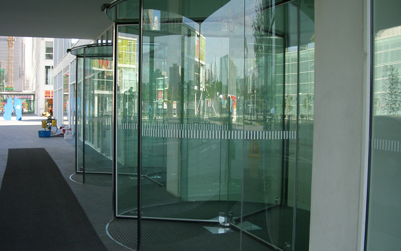 旋轉(zhuǎn)門和弧形門的弧形玻璃是如何制造的