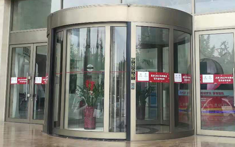 旋轉(zhuǎn)門為什么要貼安全提示標示？怎么貼？