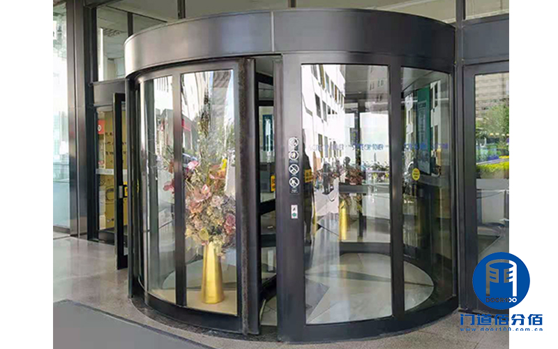 寫字樓旋轉(zhuǎn)電動門內(nèi)部外部整個保養(yǎng)示例