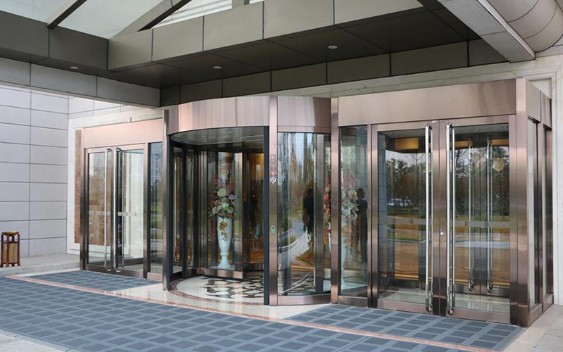 兩翼自動旋轉(zhuǎn)門有幾種運(yùn)行模式？冬季應(yīng)該使用那種模式？