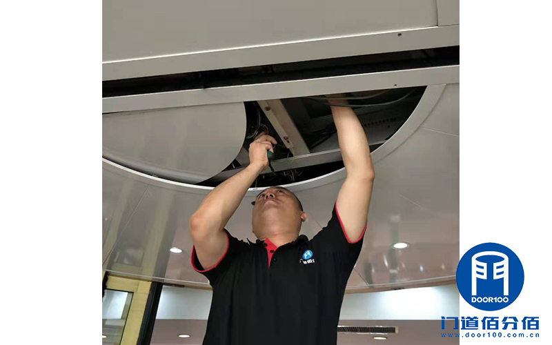 為保障濟南某賓館黃金周自動旋轉(zhuǎn)門正常運行門道佰分佰定期旋轉(zhuǎn)門大保養(yǎng)服務(wù)