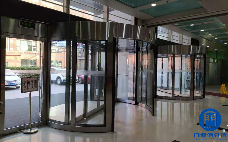 北京某大廈東南門自動旋轉(zhuǎn)門軌道翻新服務